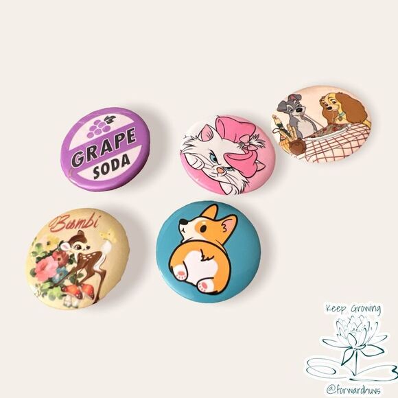 Disney - 4 Disney Buttons + Corgi Button - Picture 3 of 9